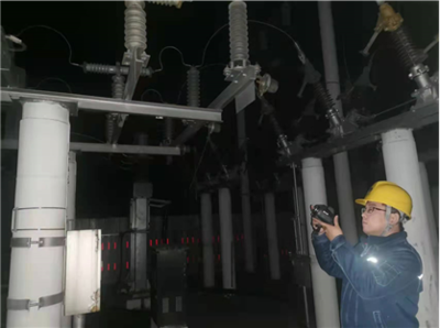 开展变电站夜巡 筑牢冬季供电安全防线